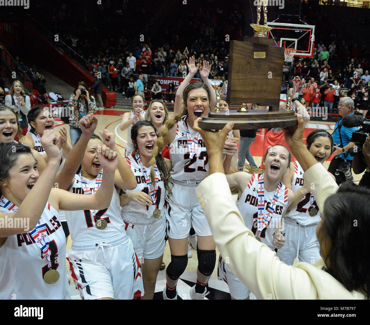 Albuquerque, New Mexico, USA. 9 Mär, 2018. Portales' Team in Richtung Meisterschaft Pokal nach dem Sieg gegen Moriarty 50-39 in ihrer Meisterschaft 4 ein Spiel in der Grube. Quelle: Jim Thompson/Albuquerque Journal/ZUMA Draht/Alamy leben Nachrichten Stockfoto