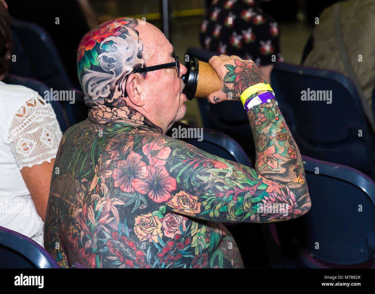 Ein Mann entspannt sich mit einem Kaffee an der australischen Tattoo Expo, International Convention Centre, Darling Harbour, Sydney. Diese Veranstaltung stellt die Kultur des Körpers Tinte und fördert auch die Fähigkeiten der weltbekannte Künstler in Australien und auf der ganzen Welt. Credit: Paul Lovelace/Alamy leben Nachrichten Stockfoto