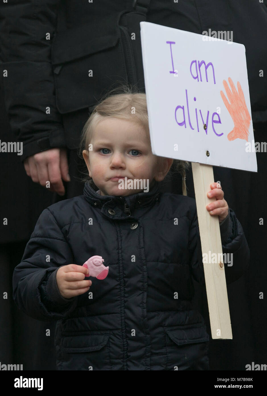 Dublin, Irland. 10 Mär, 2018. Anti Abtreibung Rallye, Dublin, Irland. Pro Life Aktivisten versammeln sich auf Parnell Square in Dublin heute, vor der überschrift nach Leinster House (Zähler/Parlament) für eine Massenkundgebung auf der Straße. Zehntausende sind auf der Kundgebung, die im Gegensatz zu den irischen Regierungen Vorschlag einer Volksabstimmung zur Aufhebung der acht Änderung der Verfassung, in der die Abtreibung verbietet und es mit einem Gesetz ersetzen würde, würde schwangere Frauen Abtreibung Dienste zugreifen zu halten, erwartet. Foto: Sam Boal/RollingNews. ie Credit: RollingNews.ie/Alamy leben Nachrichten Stockfoto