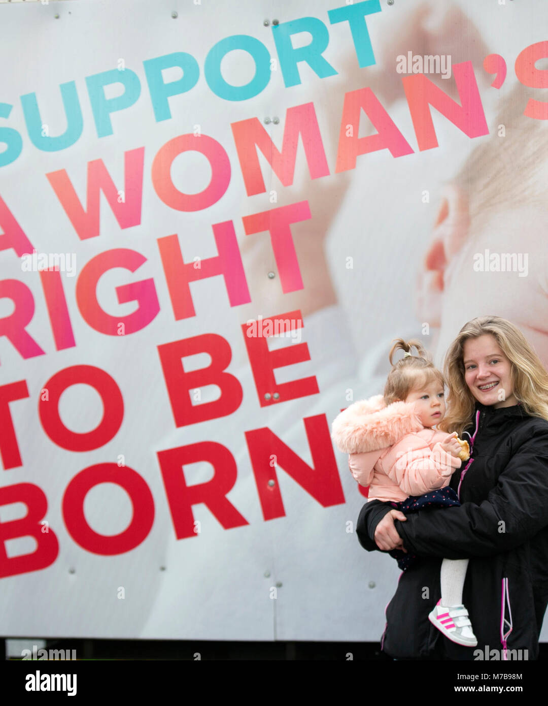 Dublin, Irland. 10 Mär, 2018. Anti Abtreibung Rallye, Dublin, Irland. Pro Life Aktivisten versammeln sich auf Parnell Square in Dublin heute, vor der überschrift nach Leinster House (Zähler/Parlament) für eine Massenkundgebung auf der Straße. Zehntausende sind auf der Kundgebung, die im Gegensatz zu den irischen Regierungen Vorschlag einer Volksabstimmung zur Aufhebung der acht Änderung der Verfassung, in der die Abtreibung verbietet und es mit einem Gesetz ersetzen würde, würde schwangere Frauen Abtreibung Dienste zugreifen zu halten, erwartet. Foto: Sam Boal/RollingNews. ie Credit: RollingNews.ie/Alamy leben Nachrichten Stockfoto