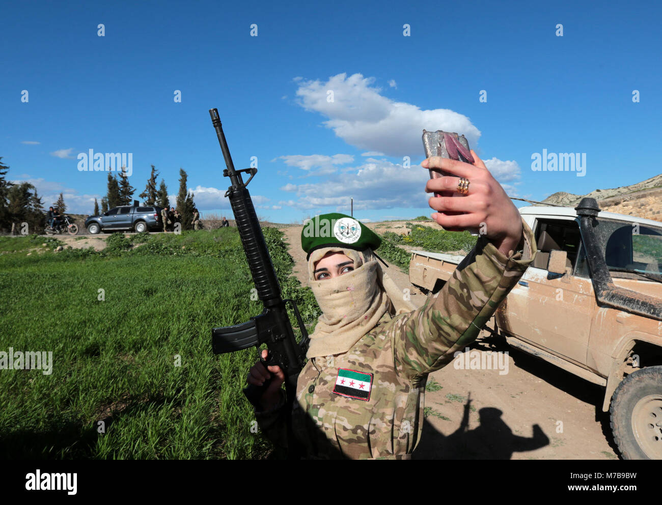 Afrin. 10 Mär, 2018. Ein Türkisches - unterstützt Freie Syrische Armee Frau Kämpfer selfies nimmt in Afrin, im Norden Syrien, am 9. März 2018. Die türkischen Truppen und Verbündete Syrische Rebellen waren 4 km nordöstlich der Kurdischen - afrin Stadt im Norden von Syrien, ein Monitor Group am Samstag berichtet gesteuert. Quelle: Xinhua/Alamy leben Nachrichten Stockfoto