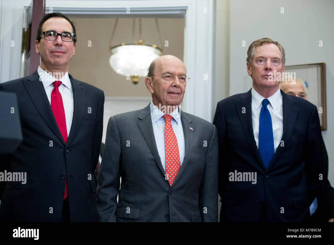 US-Finanzminister Steven Mnuchin (L), US Commerce Secretary Wilbur Ross (C) und Direktor des Büros des US-Handelsbeauftragten Robert Lighthizer (R) die Unterzeichnung eines präsidialen Proklamation auf Stahl und Aluminium Tarife, die von US-Präsident Donald J. Trumpf teilnehmen, in der Roosevelt Raum des Weißen Hauses in Washington, DC, USA, 08. März 2018. Präsident Trumpf ist die Einführung von Zöllen auf Einfuhren aus Stahl und Aluminium. Eine Entscheidung, die Zölle auf Kanada oder Mexiko zu verhängen wird nicht entschieden werden, bis die Verhandlungen über die North American Free Trade Agreement (NAFTA). Quelle: Michael Reynolds/Pool über CNP Stockfoto