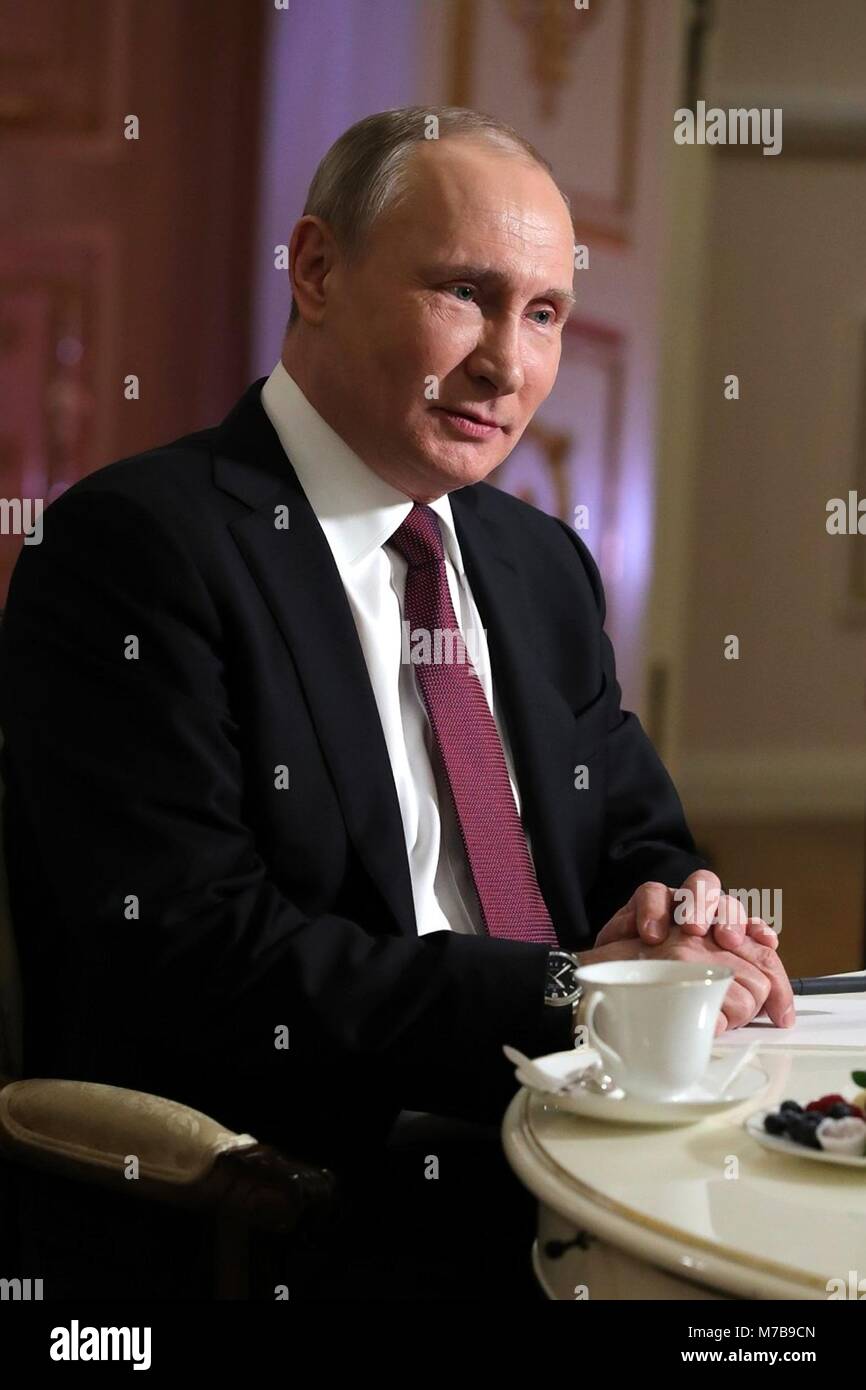 Der russische Präsident Wladimir Putin in einem Interview mit NBC-Reporter Megyn Kelly am Kreml März 1, 2018 in Moskau, Russland. Putin verweigert alle Gebühren für die Einmischung in die Wahlen in den USA. Stockfoto