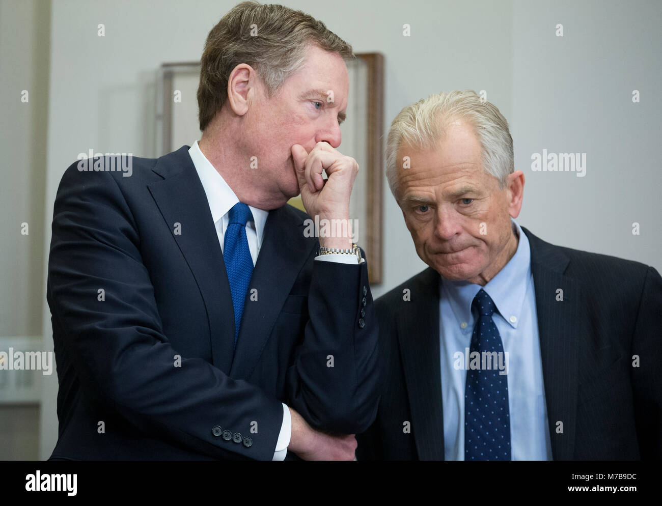 Direktor des White House National Trade Council Peter Navarro (R) und Direktor des Büros des US-Handelsbeauftragten Robert Lighthizer (L) sprechen miteinander vor der Unterzeichnung eines präsidialen Proklamation auf Stahl und Aluminium Tarife, die von US-Präsident Donald J. Trumpf, im Roosevelt Raum des Weißen Hauses in Washington, DC, USA, 08. März 2018. Präsident Trumpf ist die Einführung von Zöllen auf Einfuhren aus Stahl und Aluminium. Eine Entscheidung, die Zölle auf Kanada oder Mexiko zu verhängen wird nicht entschieden werden, bis die Verhandlungen über die North American Free Trade Agreement (NAFTA). Quelle: Michael Reynolds/P Stockfoto