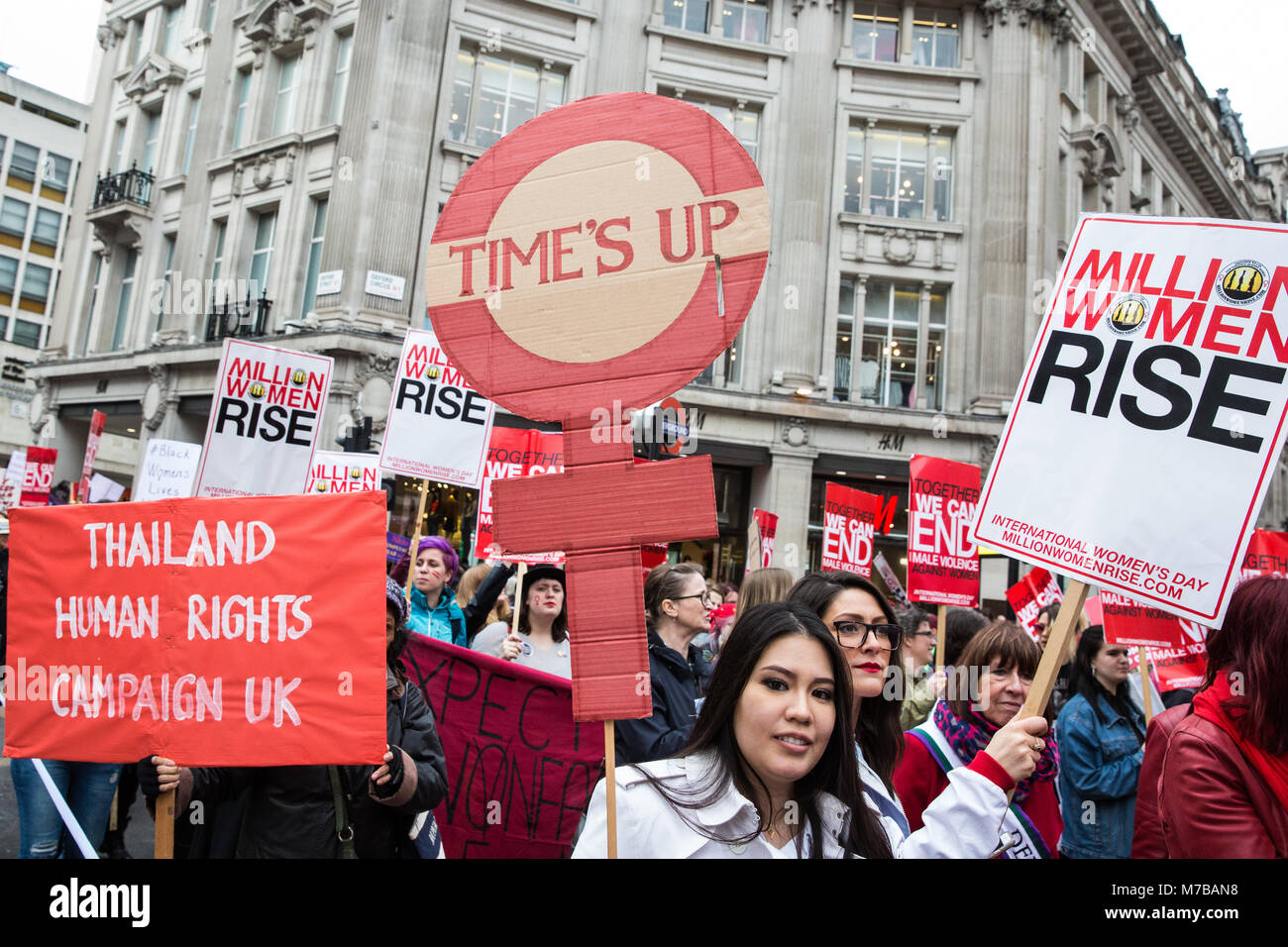 London, Großbritannien. 10. März, 2018. Eine Frau hält einen "Time's Up"-Schild während der jährlichen Millionen Frauen steigen März durch das Zentrum von London gegen männliche Gewalt in allen ihren Formen. Im März findet am nächsten Samstag zum Internationalen Frauentag. Credit: Mark Kerrison/Alamy leben Nachrichten Stockfoto