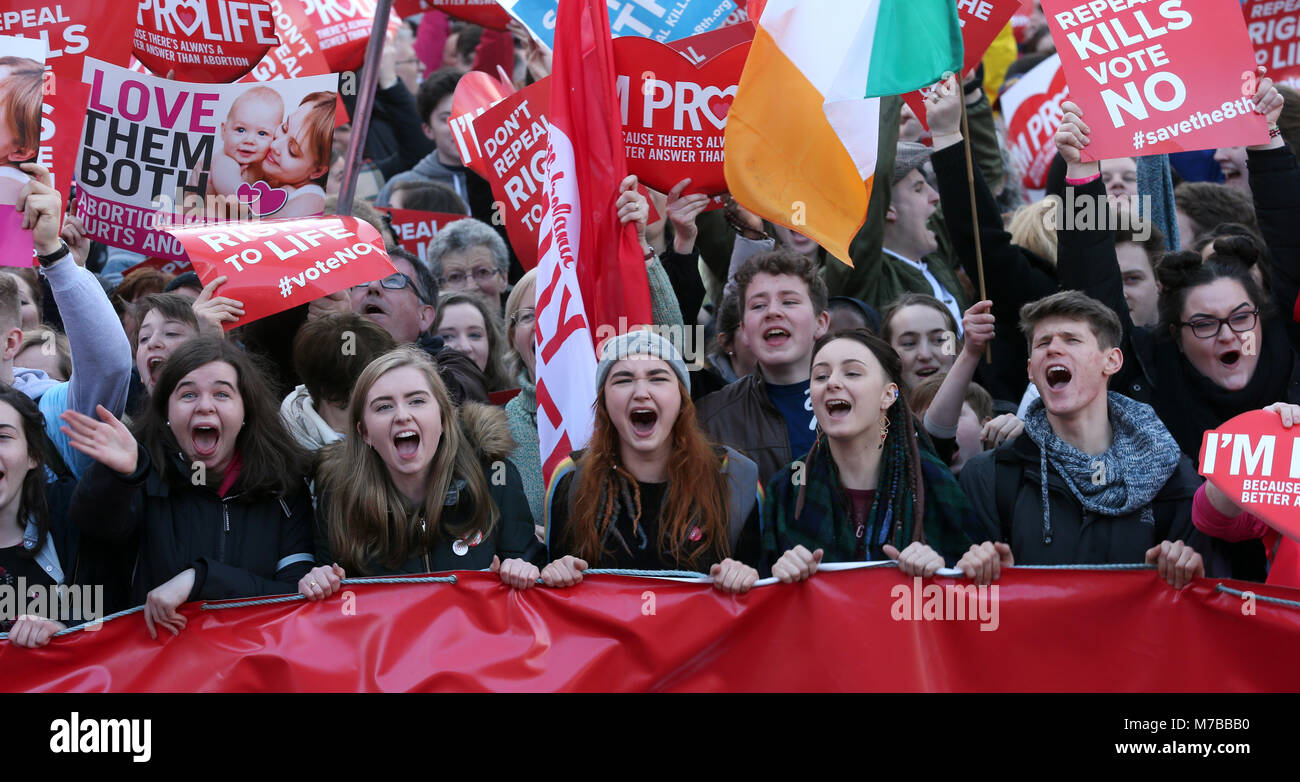 Dublin, Irland. 10. März 2018. Mitglieder der öffentlichkeit März von Parnell Square zu Merrion Square im Stadtzentrum von Dublin zu 'Speichern der Achte', Unterstützung für die Achte Änderung der irischen Verfassung, gleichsetzt, in Recht, das Recht des ungeborenen Lebens, mit dem Recht auf Leben der Mutter. Irland ist durch ein Referendum über Abtreibung zu halten Dieses kommen kann. Credit: Laura Hutton/Alamy Leben Nachrichten. Stockfoto