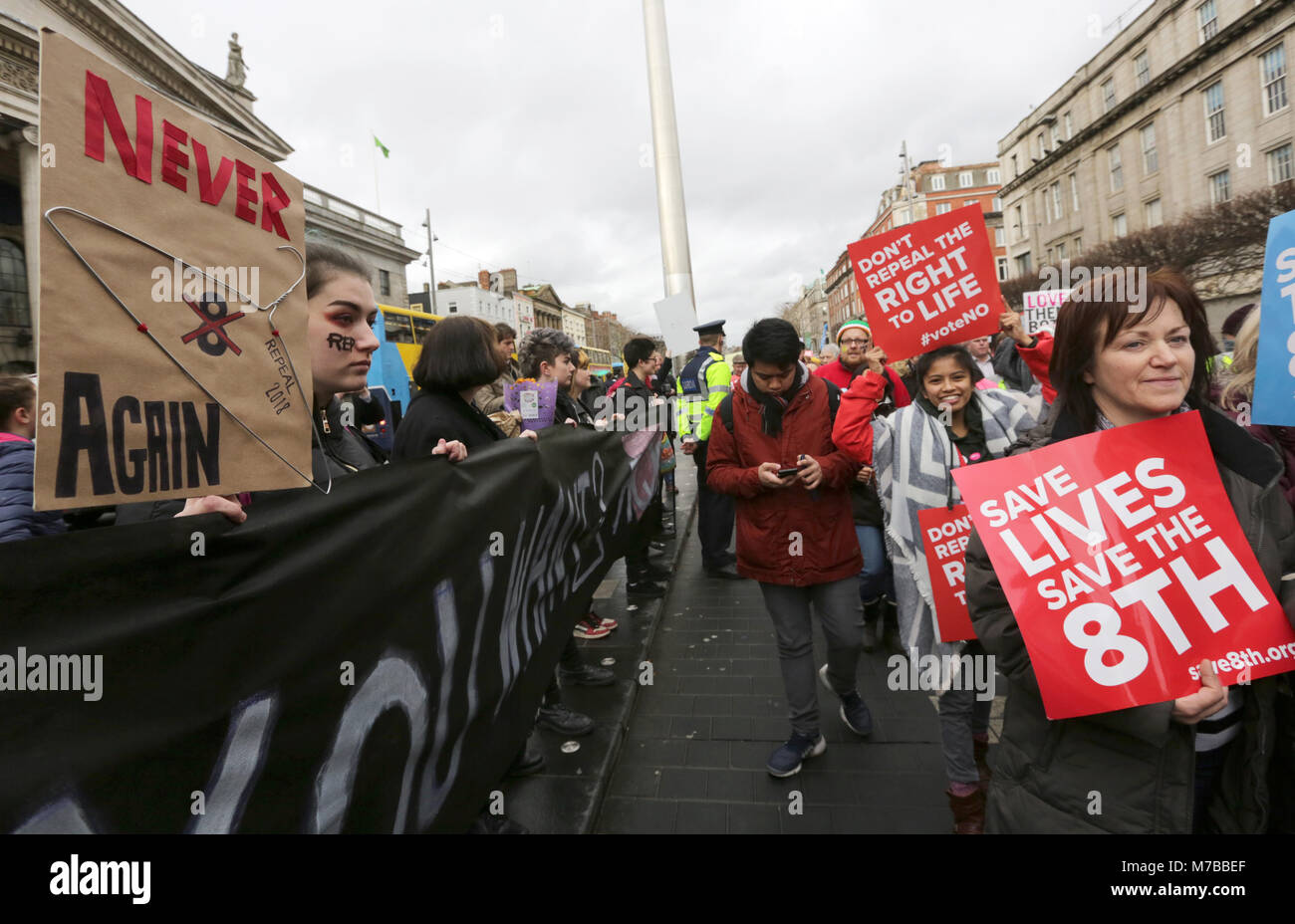 Dublin, Irland. 10. März 2018. Pro-choice-Aktivisten, die "Aufhebung der Achte "Änderung halten Sie ein stiller Protest als diejenigen, die die Achte' Pass zu speichern, indem Sie auf der O'Connell Street im Stadtzentrum von Dublin. Die Achte Änderung der irischen Verfassung entspricht, in Recht, das Recht des ungeborenen Lebens, mit dem Recht auf Leben der Mutter. Irland ist durch ein Referendum über Abtreibung zu halten Dieses kommen kann. Credit: Laura Hutton/Alamy Leben Nachrichten. Stockfoto