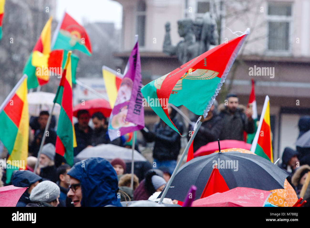 10 März 2018, Deutschland, Kiel: Demonstranten tragen kurdischen Fahnen, wie sie März gegen die jüngsten Türkischen militärischen Offensive in der kurdisch-region Afrin in Syrien. Foto: Frank Molter/dpa Stockfoto