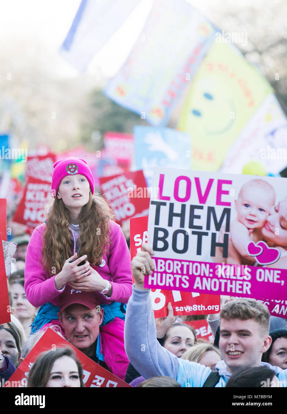 Dubin, Irland. 10 Mär, 2018. Anti Abtreibung Rallye, Dublin, Irland. Pro Life unterstützer März durch Dublin City heute, auf dem Weg nach Leinster House (Zähler/Parlament) für eine Massenkundgebung auf der Straße. Zehntausende sind auf der Kundgebung, die im Gegensatz zu den irischen Regierungen Vorschlag einer Volksabstimmung zur Aufhebung der acht Änderung der Verfassung, in der die Abtreibung verbietet und es mit einem Gesetz ersetzen würde, würde schwangere Frauen Abtreibung Dienste zugreifen zu halten, erwartet. Foto: Sam Boal/RollingNews. ie Credit: RollingNews.ie/Alamy leben Nachrichten Stockfoto