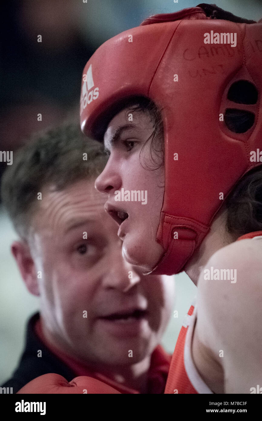 Oxford, UK. 9. März, 2018. Emma Baghurst (Rot, Cambs) Frauen Boxer konkurrieren in Oxford gegen Cambridge. 111 Varsity Boxkampf in Oxford Rathaus. Credit: Guy Corbishley/Alamy leben Nachrichten Stockfoto