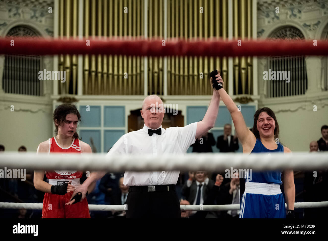 Oxford, UK. 9. März, 2018. Lydia Welham (Blau, Oxford) v Emma Baghurst (Rot, Cambs) Frauen Boxer konkurrieren in Oxford gegen Cambridge. 111 Varsity Boxkampf in Oxford Rathaus. Credit: Guy Corbishley/Alamy leben Nachrichten Stockfoto