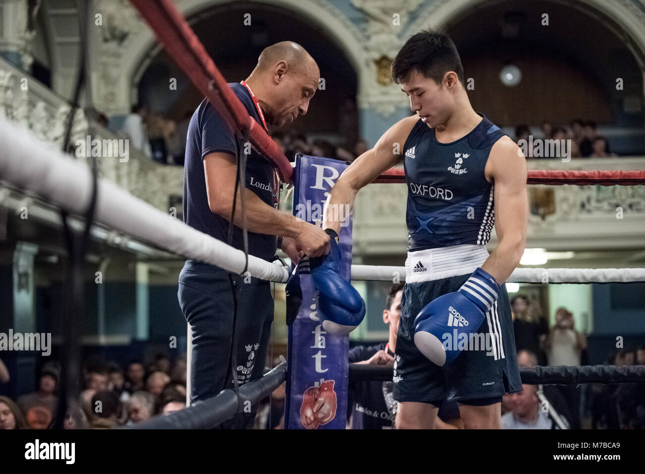 Oxford, UK. 9. März, 2018. Christopher Huang (Blau, Oxford) Oxford gegen Cambridge. 111 Varsity Boxkampf in Oxford Rathaus. Credit: Guy Corbishley/Alamy leben Nachrichten Stockfoto