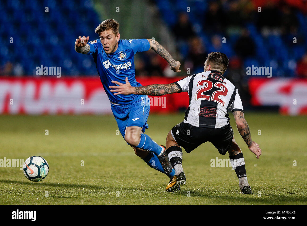 Alvaro Jimenez (Getafe CF) antreibt, auf der Kugel Antonio Luna (Levante UD), La Liga Match zwischen Getafe CF gegen Levante UD an der Coliseum Alfonso Perez Stadion in Madrid, Spanien, 10. März 2018. Credit: Gtres Información más Comuniación auf Linie, S.L./Alamy leben Nachrichten Stockfoto