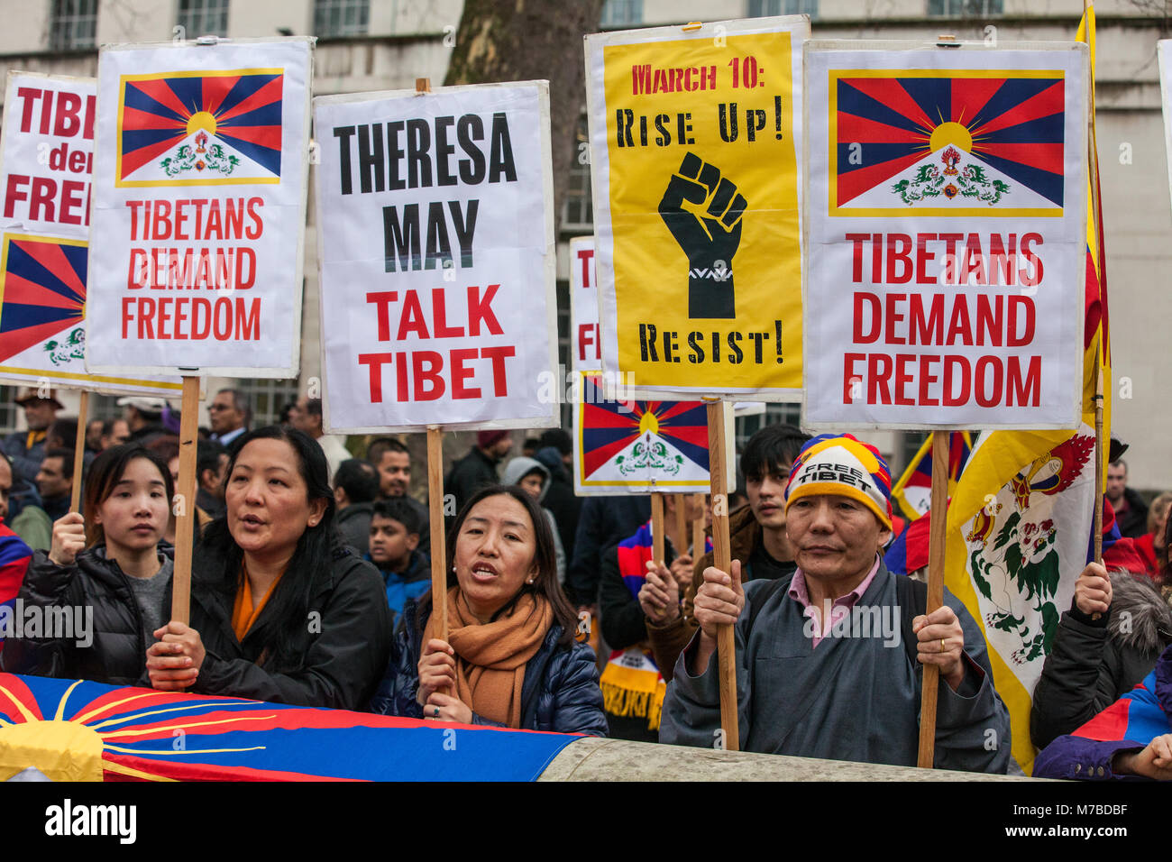 London, Großbritannien. 10. März, 2018. Mitglieder der tibetischen Gemeinschaft in Großbritannien nehmen an der jährlichen Aufstand Tag Rallye gegenüber Downing Street vor einem März an die chinesische Botschaft. Tibetischen Aufstand Tag, am 10. März beobachtet, erinnert an die tibetischen Aufstandes 1959 gegen die Präsenz der Volksrepublik China in Tibet. Es führte zu einer gewaltsamen Unterdrückung der tibetischen Unabhängigkeit Bewegungen und der Flucht des Dalai Lama ins Exil. Credit: Mark Kerrison/Alamy leben Nachrichten Stockfoto