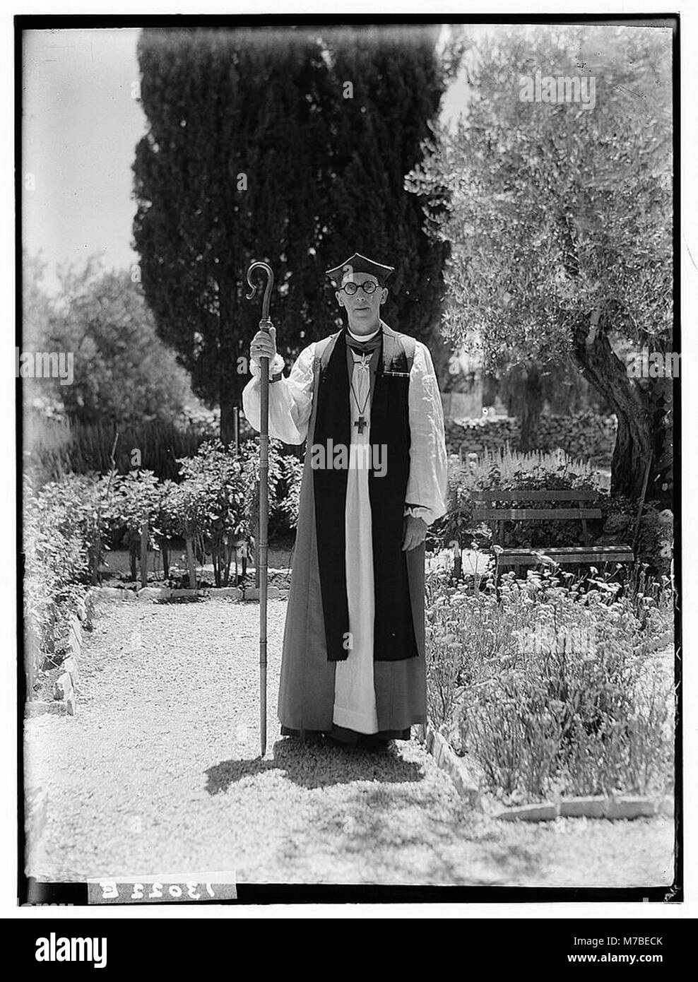 Dieses Bild zeigt Bishop und Mrs. Stewart in ihrem Garten bei St. George's, die die ruhige Atmosphäre und die Umgebung im Freien ihres privaten Raumes widerspiegeln. Stockfoto