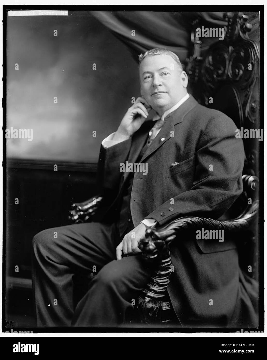 Der ehrenwerte Bester G. Brown war eine bemerkenswerte Persönlichkeit, die für seine Beiträge zu Recht und Politik anerkannt wurde. Dieses Porträt unterstreicht seine formale Rolle und herausragende Stellung in der Gemeinschaft. Stockfoto