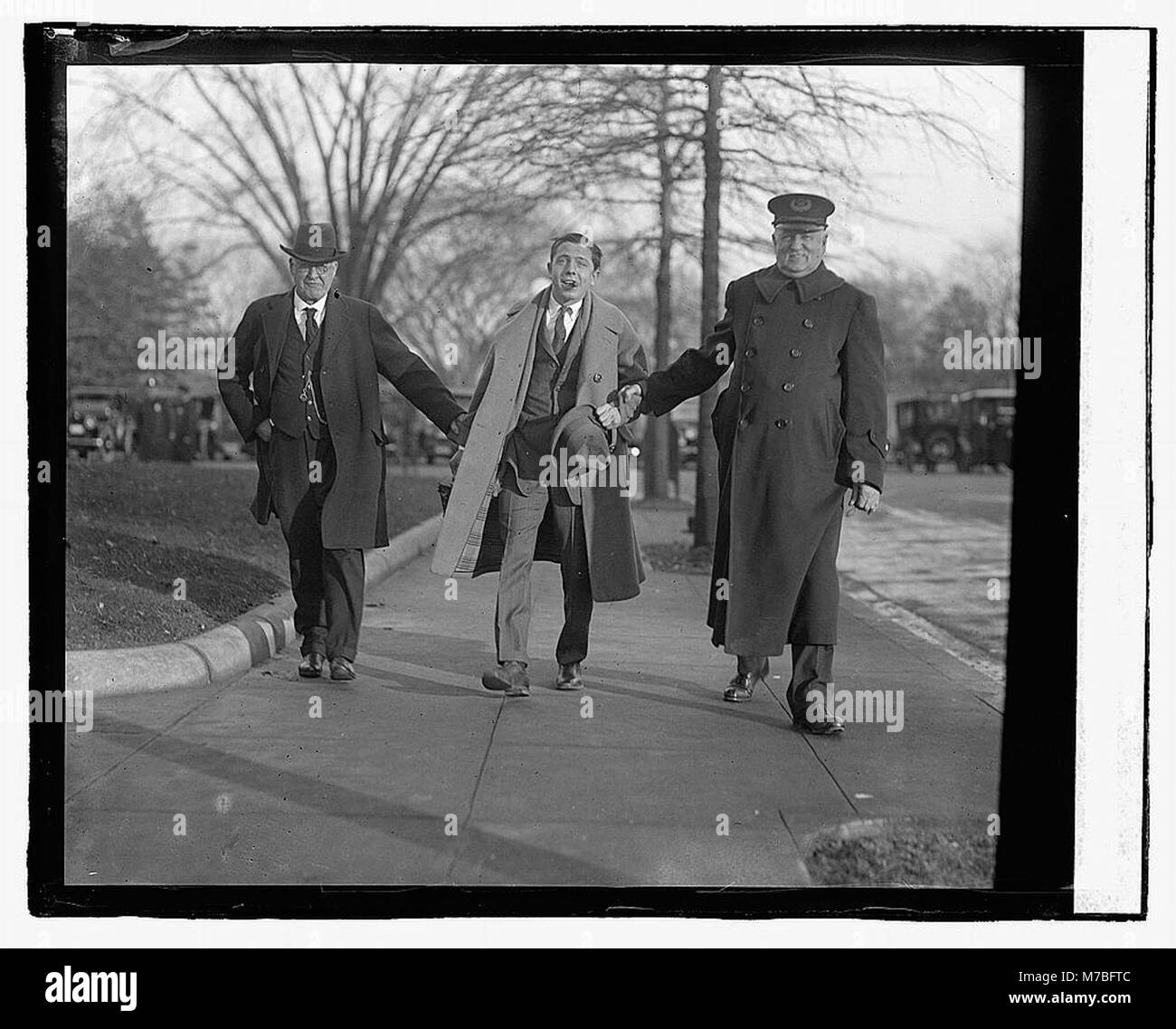 Ein Foto, das Buck May von Harris & Ewing zusammen mit Captain Flack einfängt. Dieses Bild zeigt ihre Beteiligung an einer bestimmten Veranstaltung, wobei sowohl einzelne als auch ihre historische Bedeutung im Mittelpunkt stehen. Stockfoto