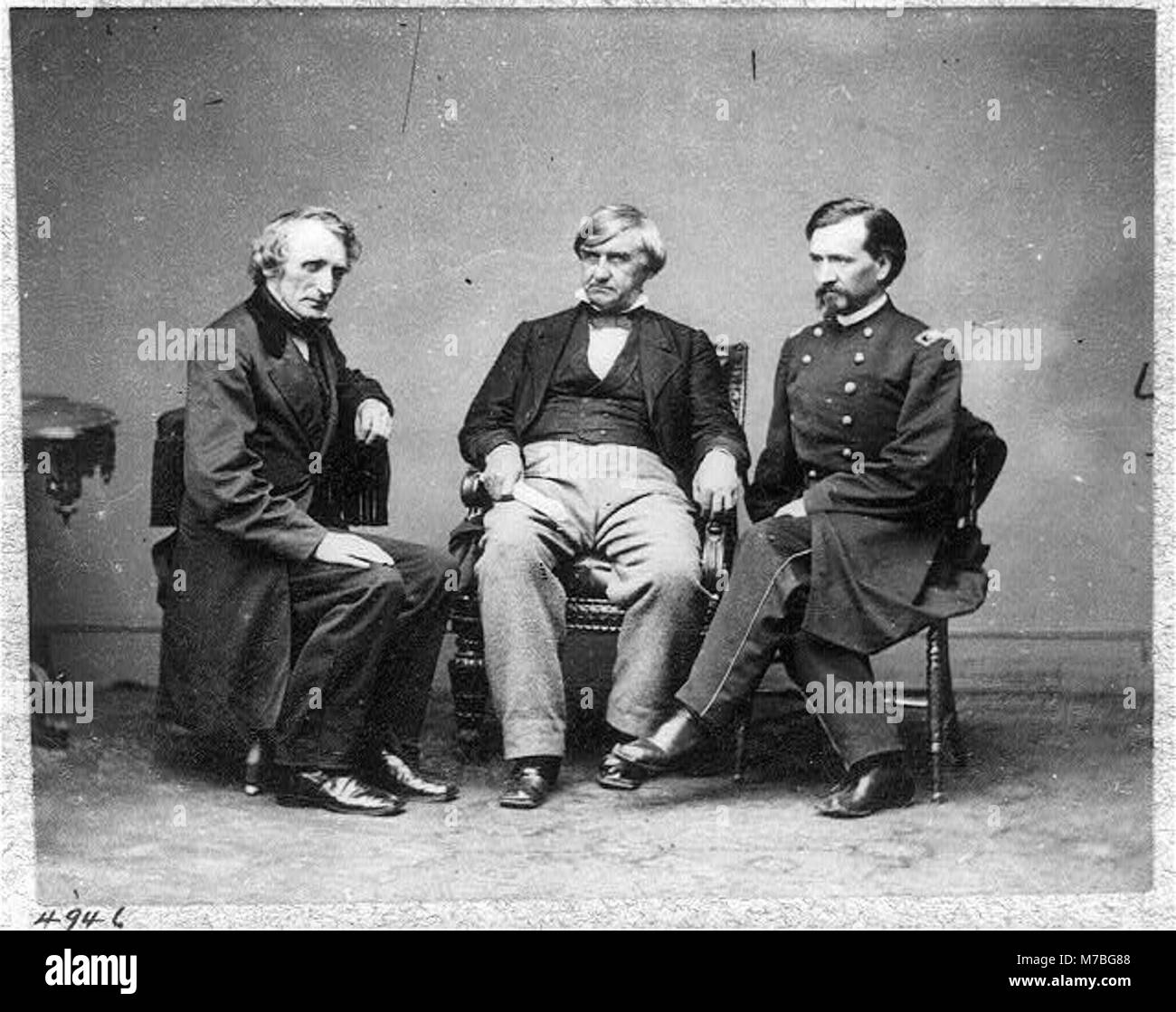 Eine Fotografie von General Joseph Holt mit einer Gruppe von Einzelpersonen, die wahrscheinlich seine Karriere im Militär und im öffentlichen Dienst während des Bürgerkriegs einfangen. Stockfoto