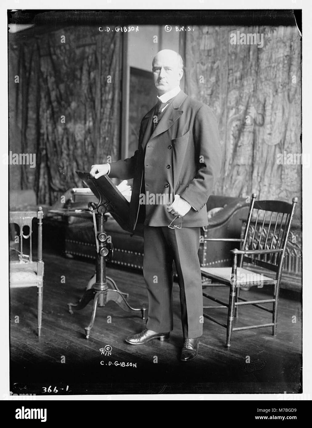 Ein Porträt von C.D. Gibson, einem renommierten amerikanischen Illustrator, der für seine Darstellungen von Frauen und Gesellschaft im späten 19. Und frühen 20. Jahrhundert bekannt ist. Dieses Kunstwerk spiegelt Gibsons charakteristischen Stil der Eleganz und sozialen Anmut wider. Stockfoto