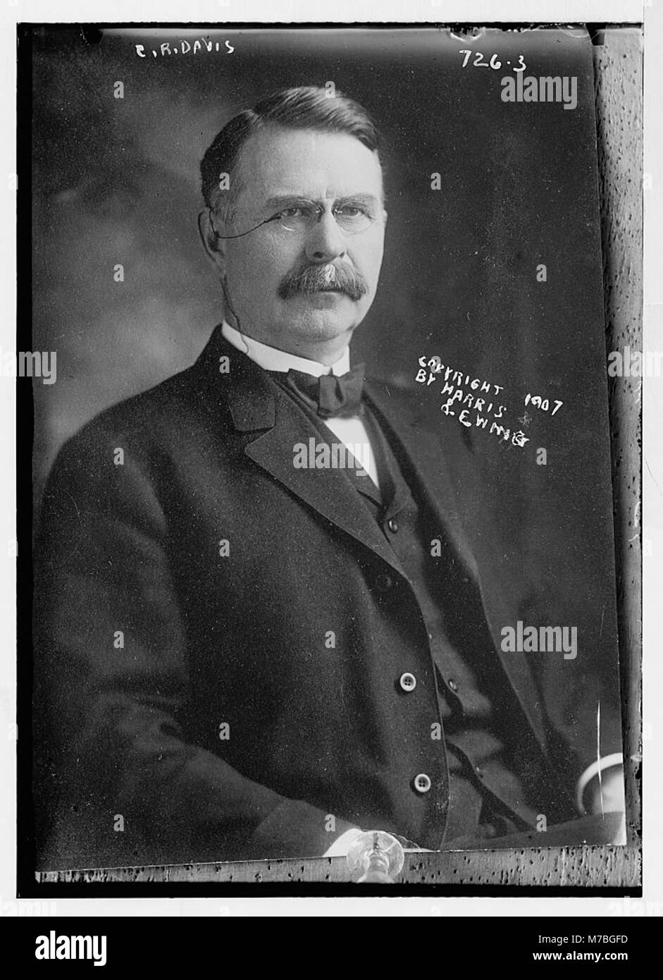 Ein Porträt von C.R. Davis, aufgenommen von Harris & Ewing, einem bekannten amerikanischen Fotostudio. Das Bild spiegelt den professionellen Porträtstil des frühen 20. Jahrhunderts wider. Stockfoto