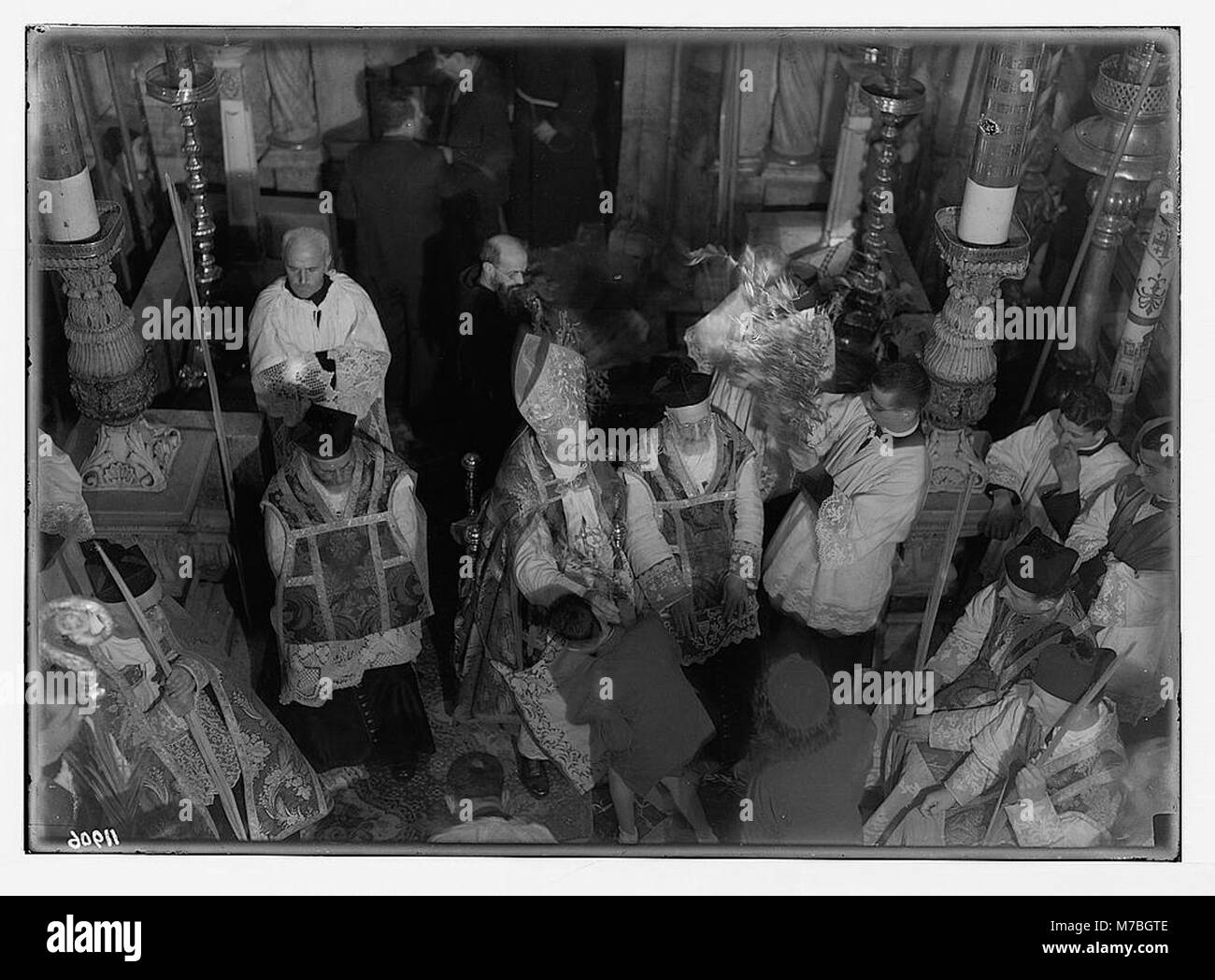 Ein historisches Foto, das die Palmensonntagsprozession in Jerusalem während Ostern 1941 zeigt, mit religiösen Figuren, die Palmenzweige segnen. Stockfoto