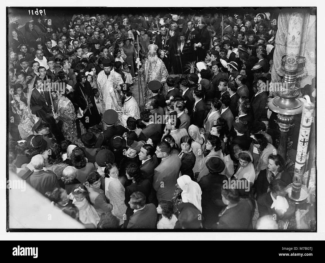 Ein Kalender religiöser Zeremonien in Jerusalem während der Osterzeit 1941, der die syrisch-orthodoxe Palmensonntagsprozession unter der Leitung von Erzbischof Jacob Filixinos hervorhebt. Die Veranstaltung markiert eine wichtige religiöse Feier in der Stadt. Stockfoto