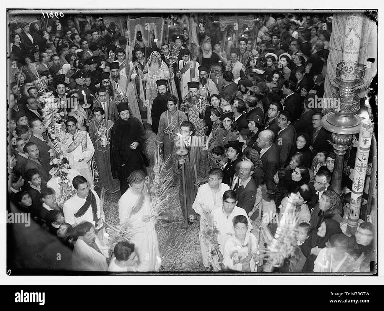 Ein Kalender religiöser Zeremonien in Jerusalem für Ostern 1941, der die syrisch-orthodoxe Palmensonntagsprozession unter der Leitung von Erzbischof Jacob Filixinos hervorhebt. Stockfoto