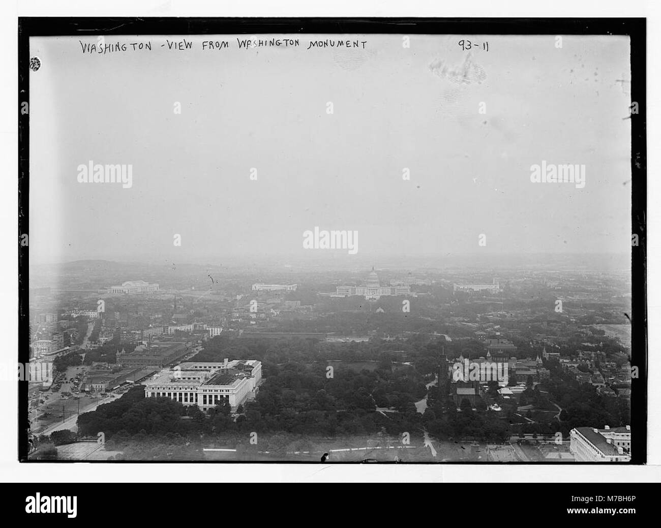 Ein Foto von der Spitze des Washington Monuments, das einen freien Blick auf das U.S. Capitol Building bietet. Das Bild zeigt die Architektur und das Layout des US Capitol Complex. Stockfoto
