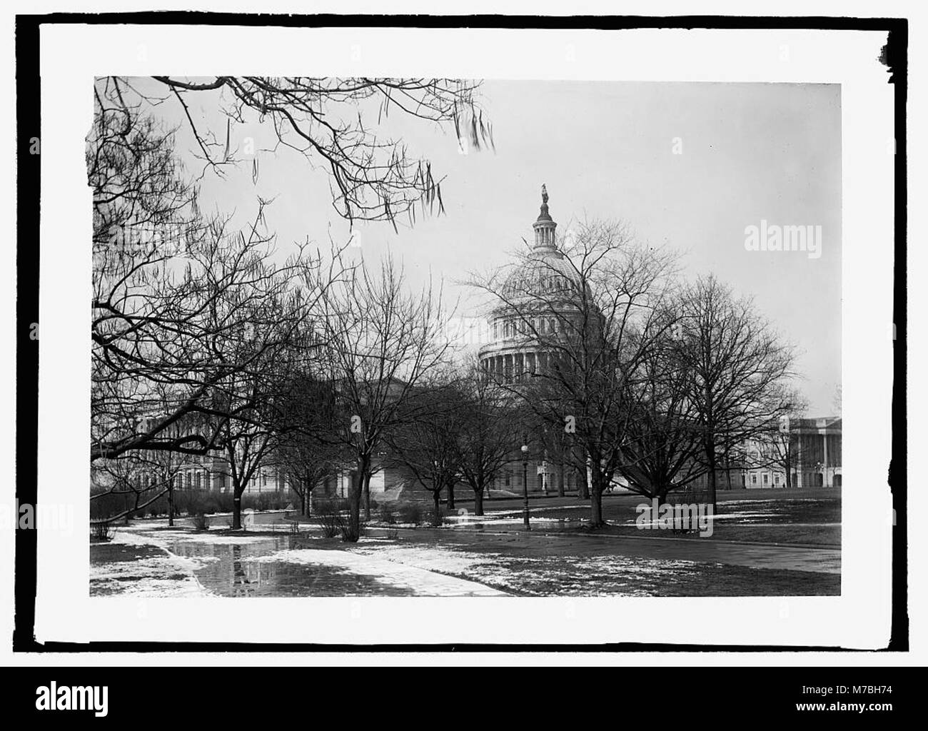 Ein Foto des Kapitols der USA, Sitz des Kongresses der Vereinigten Staaten, zeigt seine ikonische Architektur und symbolisiert amerikanische Regierung und Demokratie. Stockfoto