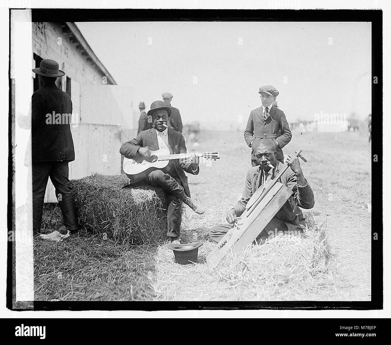 Dieses Bild zeigt eine Figur aus einem historischen oder literarischen Kontext, dargestellt in einem Kostüm, das der Zeit angemessen ist. Die Figur verkörpert die kulturellen Werte, gesellschaftlichen Normen oder Geschichtselemente, die mit der Ära verbunden sind, die sie repräsentieren. Stockfoto