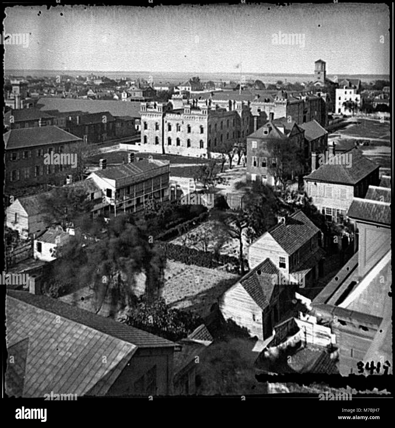 Ein Blick auf Charleston, South Carolina, vom Dach des Orphan Asylum, mit der Zitadelle in der mittleren Entfernung. Diese historische Stadt ist bekannt für ihre gut erhaltene Architektur und das Erbe der Südstaaten. Stockfoto