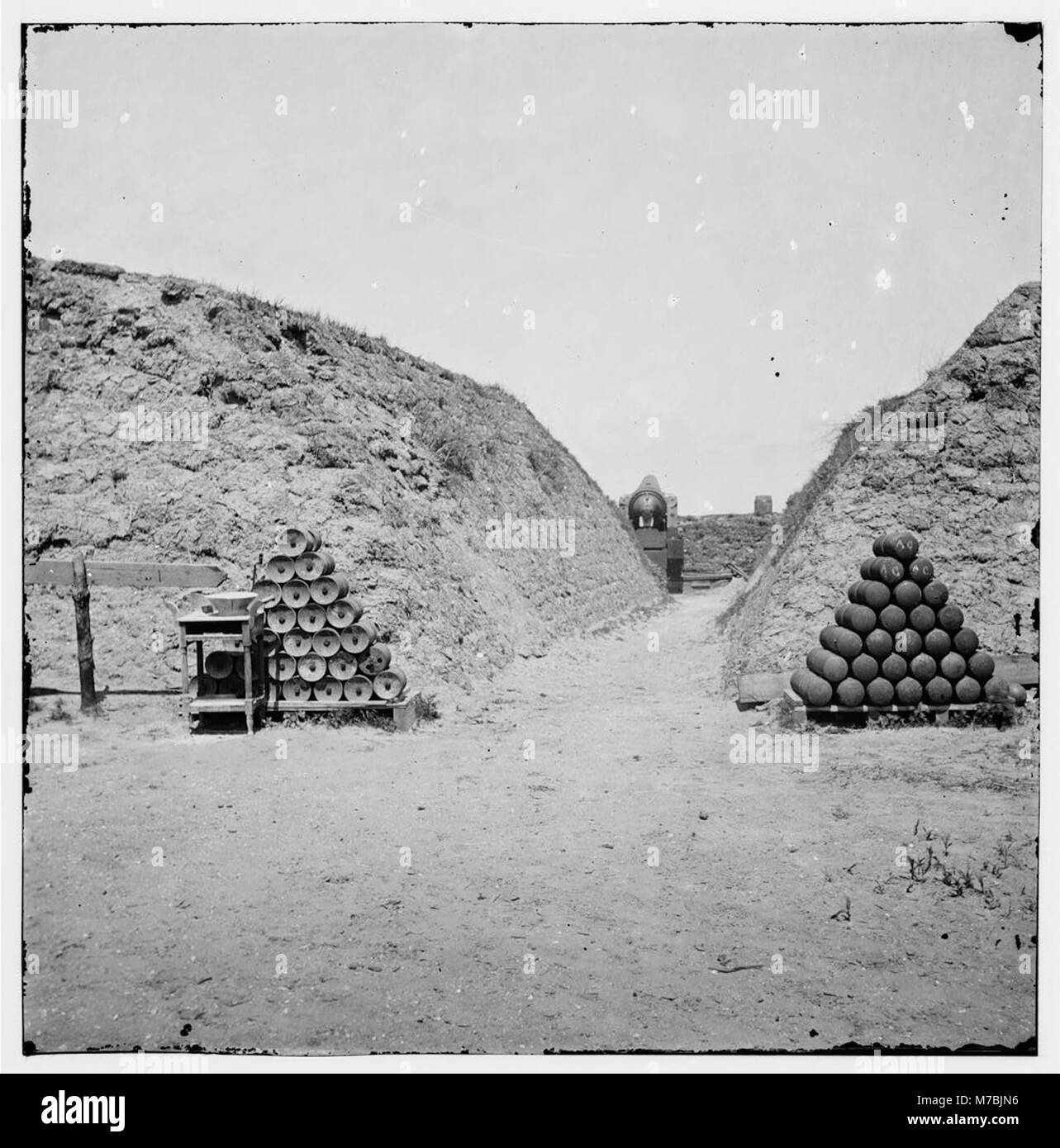 Eine historische Innenansicht von Fort Johnson auf Morris Island in der Nähe von Charleston, South Carolina, zeigt militärische Strukturen aus der Zeit des Bürgerkriegs. Stockfoto