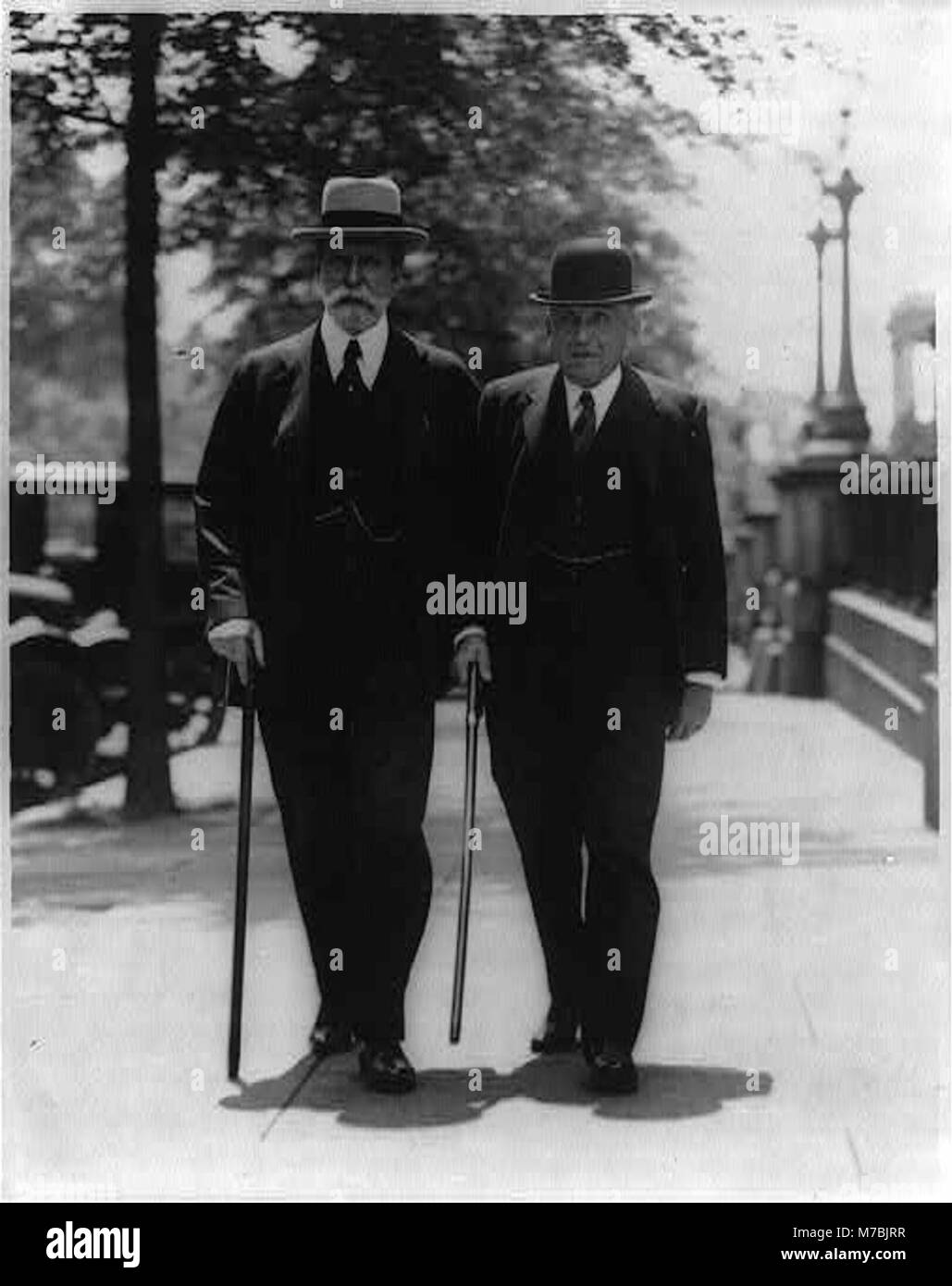 Charles Evans Hughes, 1862-1948, (als ehemaliger Staatssekretär), full-length Portrait, Wandern mit Staatssekretär, Frank B. Kellogg, in der Nähe des State Department LCCN 2005689588 Stockfoto