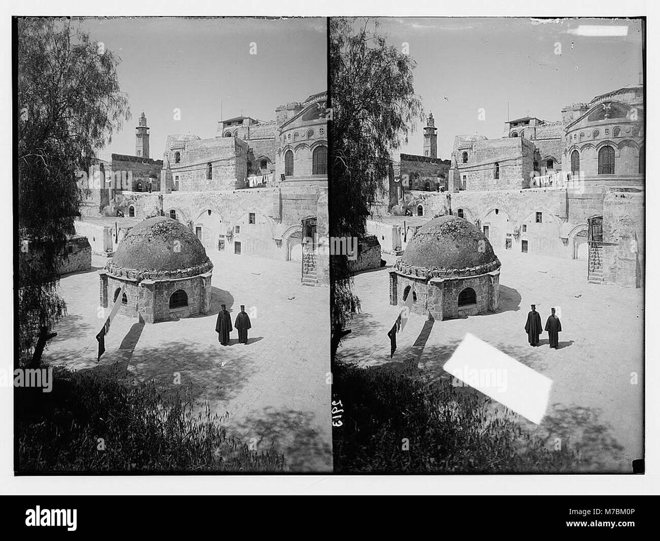 Die Grabeskirche in Jerusalem ist ein bedeutender christlicher Wallfahrtsort. Es umfasst wichtige Orte wie die St. Helena's Chapel und den Dom, die wichtige Ereignisse in der christlichen Tradition kennzeichnen. Die Kirche ist bekannt für ihre religiöse Bedeutung, ihre historische Architektur und ihr kulturelles Erbe. Stockfoto