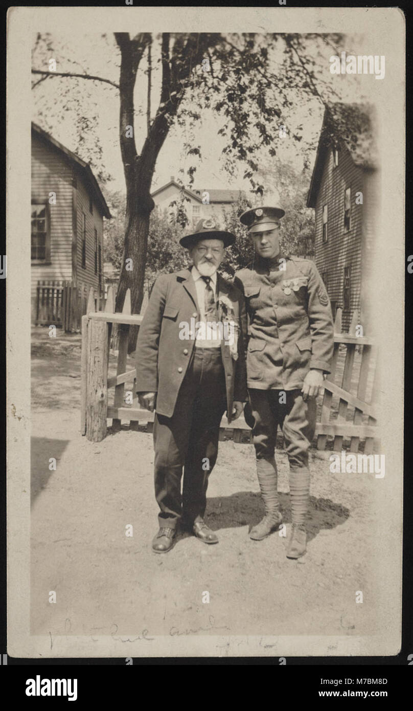 Foto des Veteranen Benoni Briggs aus dem Bürgerkrieg mit einem Soldaten aus dem Ersten Weltkrieg, das zwei Generationen des Militärdienstes und die historische Bedeutung hervorhebt. Stockfoto