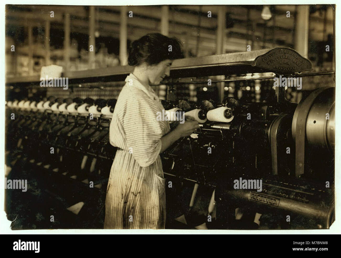 Eine Fotografie des 17-Jährigen Said, der als Kegelwickler in der Indian Orchard Cotton Mill arbeitet, zeigt die Arbeitsbedingungen in der amerikanischen Industrie des frühen 20. Jahrhunderts. Stockfoto