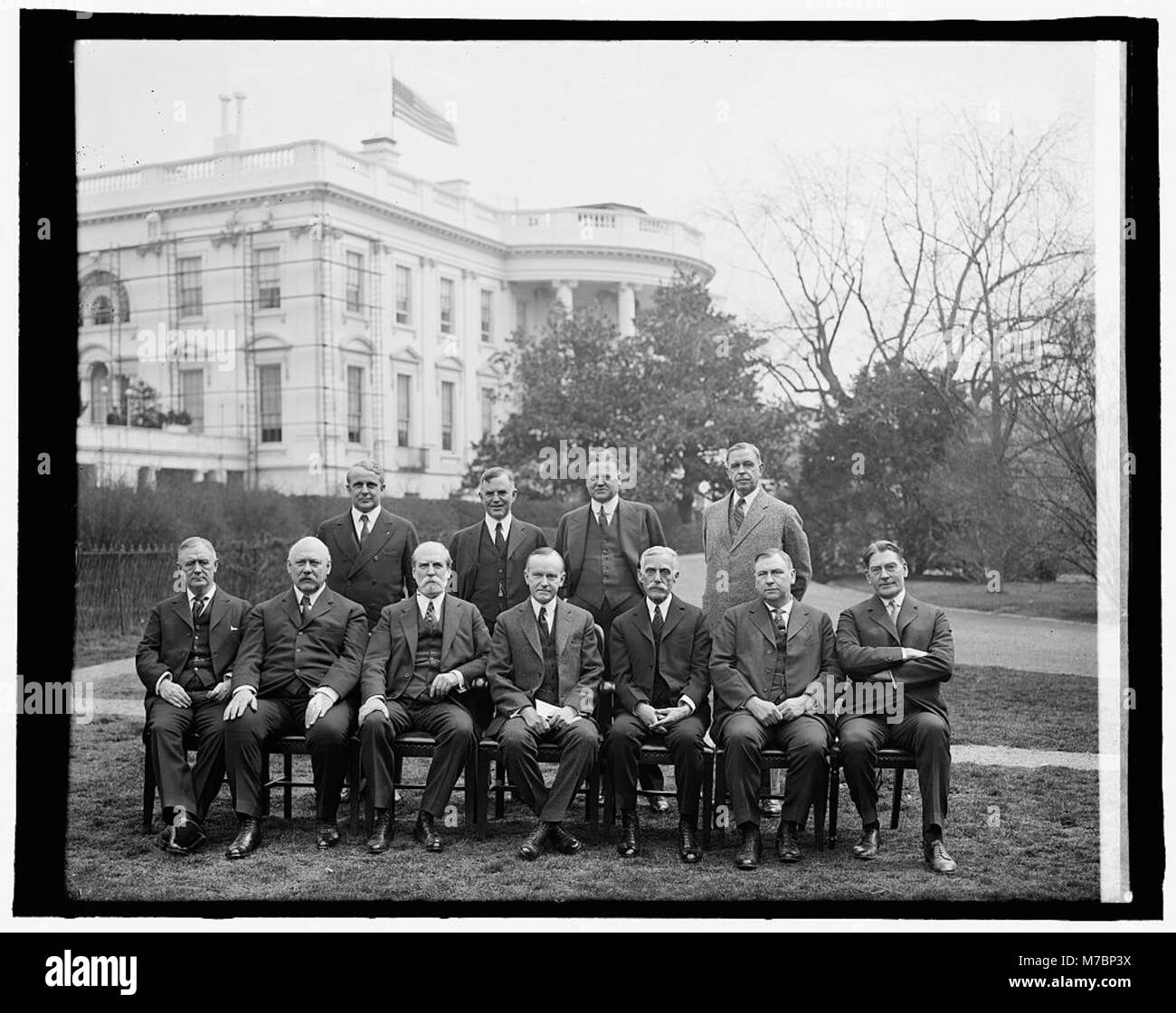 Ein historisches Foto des Coolidge Cabinet im Weißen Haus, das die Mitglieder der Verwaltung in einem formellen Porträt festnimmt. Stockfoto