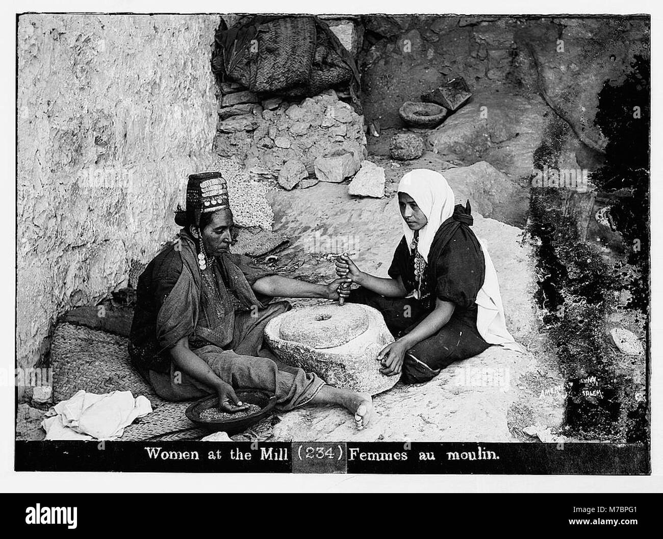 Kostüme, Charaktere und Zeremonien, etc." Zwei Frauen an der Mühle' LOC 07552 matpc. Stockfoto