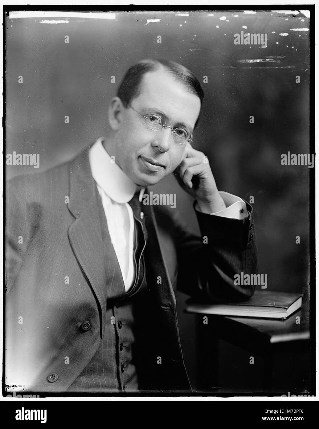 Ein Porträt von L.O. Crampton, einem US-Repräsentanten, aufgenommen in einem formalen Rahmen. Dieses Bild spiegelt seine Rolle in der amerikanischen Politik während seiner Amtszeit wider. Stockfoto