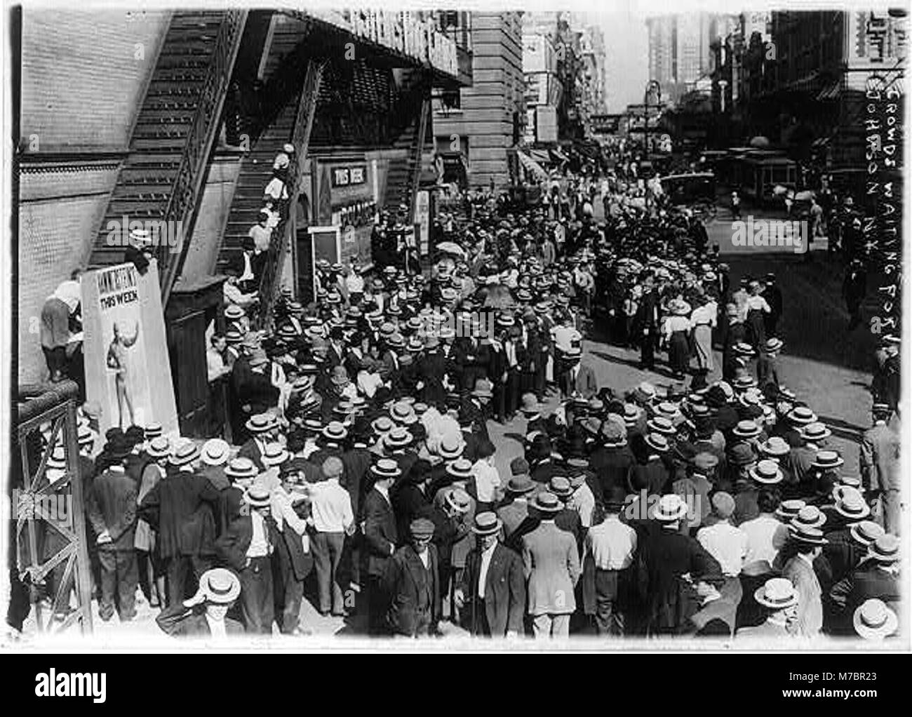 Ein Foto einer Menschenmenge in New York City, die auf Jack Johnson wartet und die Spannung rund um den berühmten Boxer während seiner Karriere festgehalten hat. Stockfoto