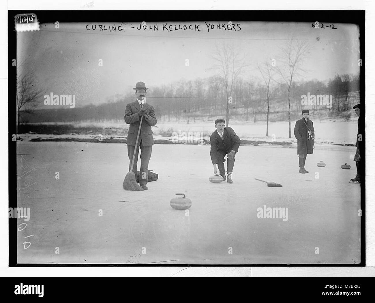 John Kellock von Yonkers ist in diesem Bild dargestellt, als er an einem Curling-Event teilnimmt und dabei die Technik und das Können des Sports zeigt. Eisstockschießen ist eine Mannschaftssportart, bei der die Spieler Steine auf einen Zielbereich schieben, um Strategie und Präzision zu betonen. Stockfoto