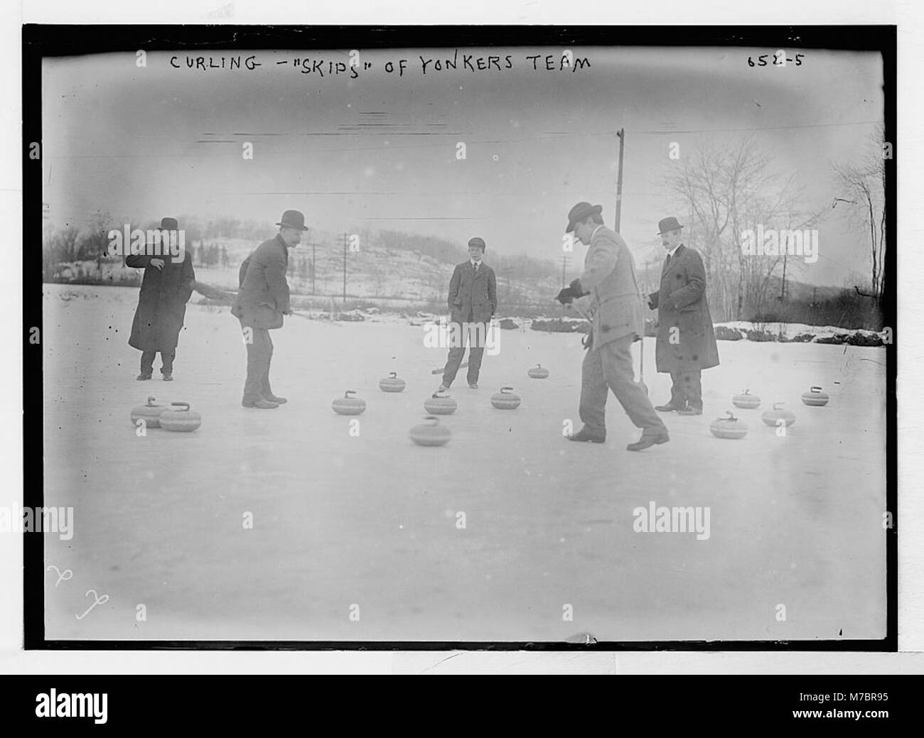Dieses Bild fängt das Yonkers-Team ein, dessen „Skips“ das Spiel auf dem Eisfeld anführen. Eisstockschießen, ein Wintersport, beinhaltet Strategie und Geschick, während Teams Steine über das Eis gleiten, um Punkte zu erzielen, wobei der „Skip“ als Teamleiter und Stratege fungiert. Stockfoto