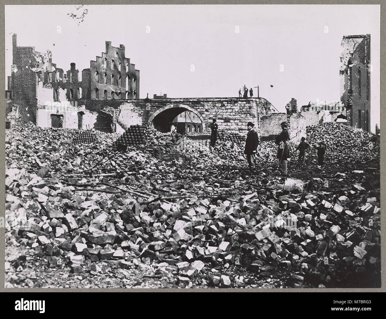 Ein historisches Foto, das die Ruinen von Richmond, Virginia, 1865 nach dem Amerikanischen Bürgerkrieg zeigt. Das Bild fängt die Zerstörung der Stadt ein und zeigt die Auswirkungen des Krieges auf die Infrastruktur und die Gebäude. Stockfoto