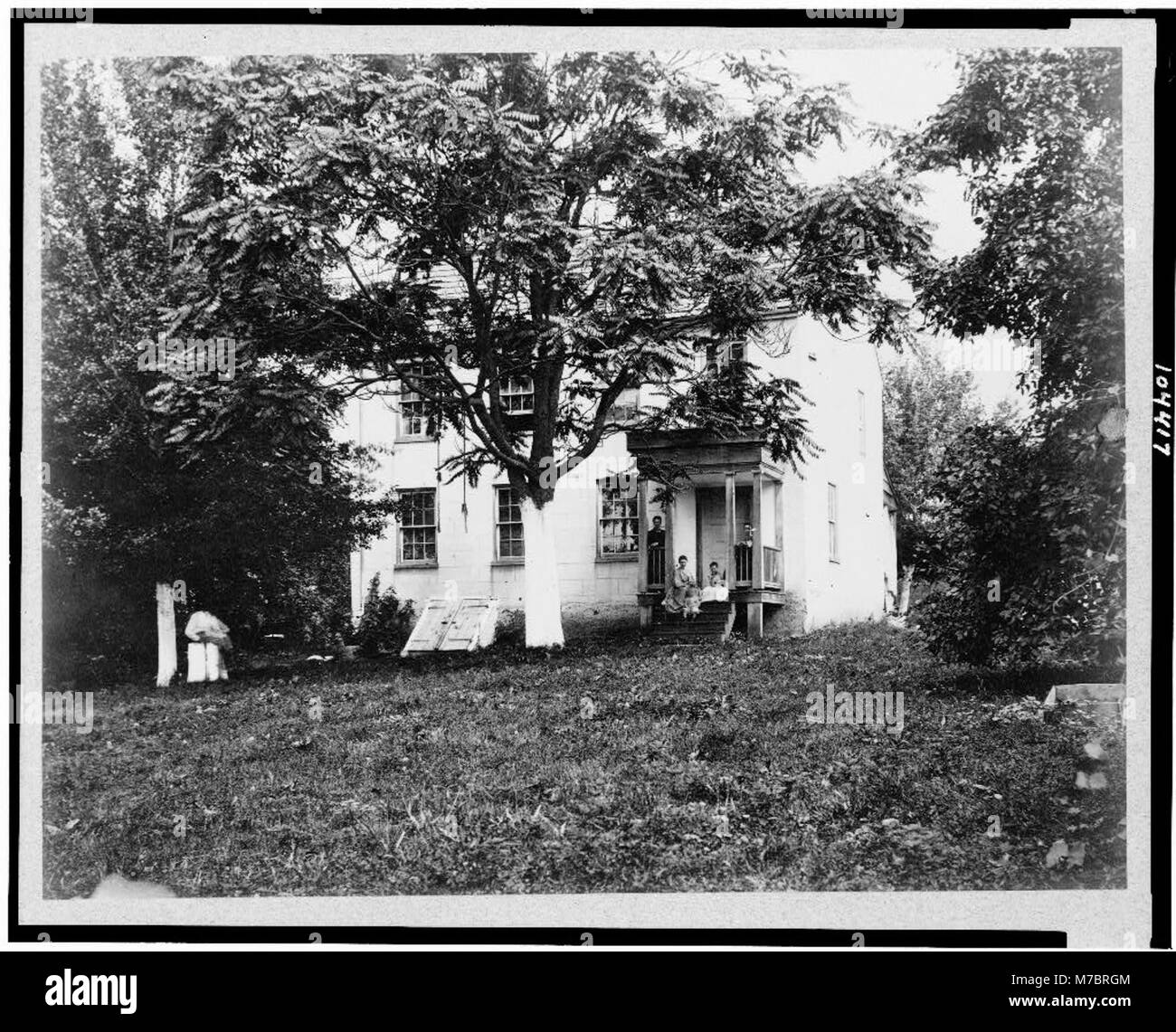 Das D.R. Miller Haus am Hagerstown Pike in der Nähe von Antietam, Maryland, gezeigt mit der Familie Miller auf der Veranda. Dieses Haus ist Zeuge der Geschichte des Bürgerkriegs und der Schlacht von Antietam. Stockfoto