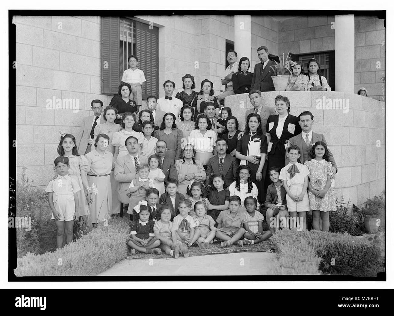 Ein Foto von Familiengruppen aus der Familie Dajani, das einen Moment aus dem historischen Kontext dieser Familie in der kulturellen Umgebung der damaligen Zeit einfängt. Stockfoto