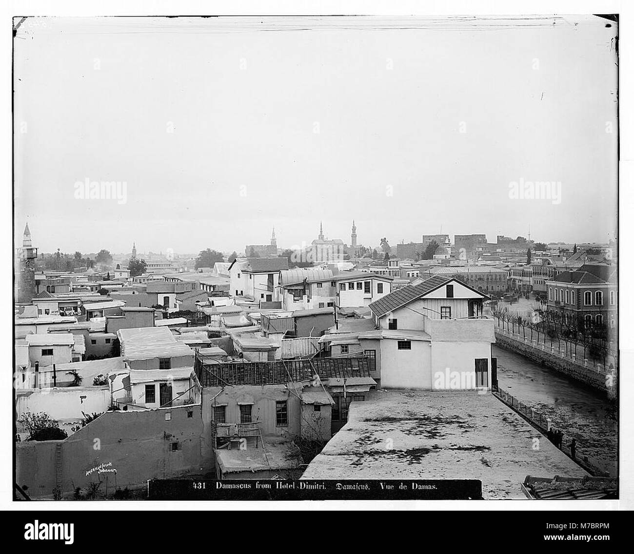 Vom Hotel Dimitri aus bietet sich ein malerischer Blick auf Damaskus, der die Landschaft der Stadt und ihre architektonischen Besonderheiten von einem historischen Aussichtspunkt aus zeigt. Stockfoto