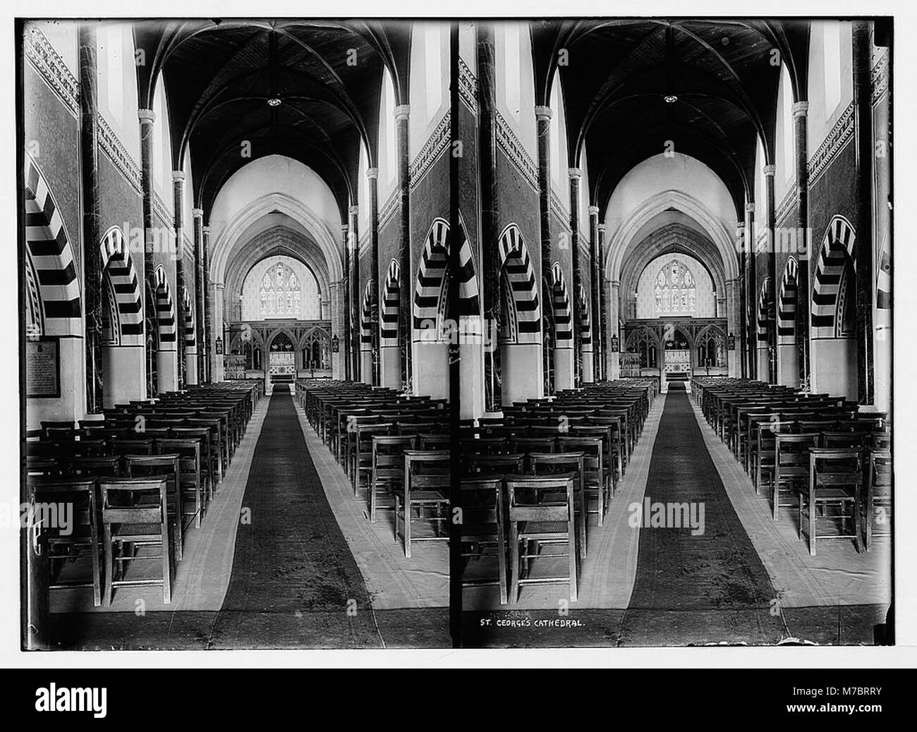 Dieses Foto zeigt das Damaskus-Tor und seine Umgebung, einschließlich des Innern der St. Georgs Kathedrale. Es unterstreicht die architektonische und historische Bedeutung dieser Wahrzeichen in Jerusalem. Stockfoto