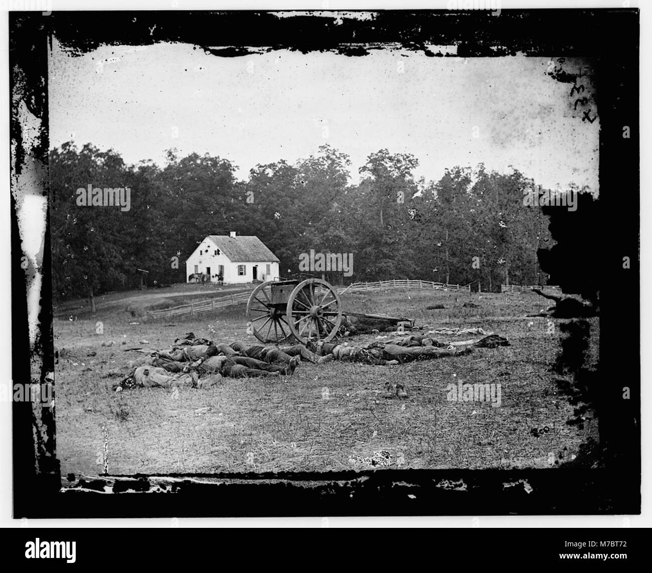 Foto, das die Nachwirkungen der Schlacht von Antietam mit einem verstorbenen Soldaten vor der Dunker Kirche zeigt und die brutalen Realitäten des Bürgerkriegs widerspiegelt. Stockfoto