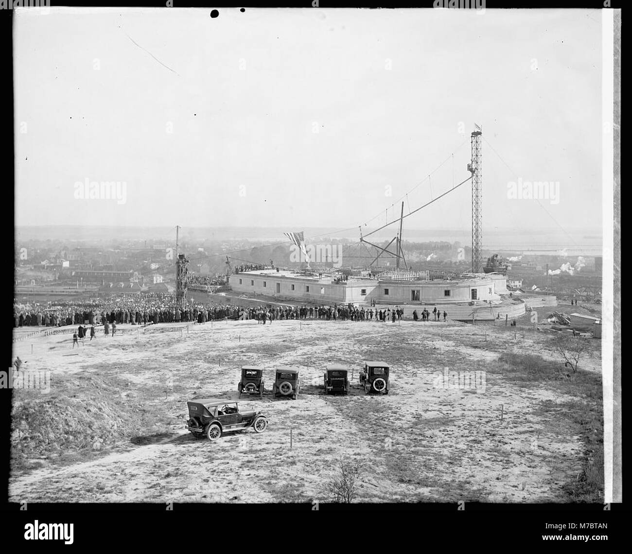 Foto der Einweihungszeremonie für das George Washington Memorial in Alexandria, Virginia, die 1923 stattfand und die offizielle Gedenkfeier feierte. Stockfoto