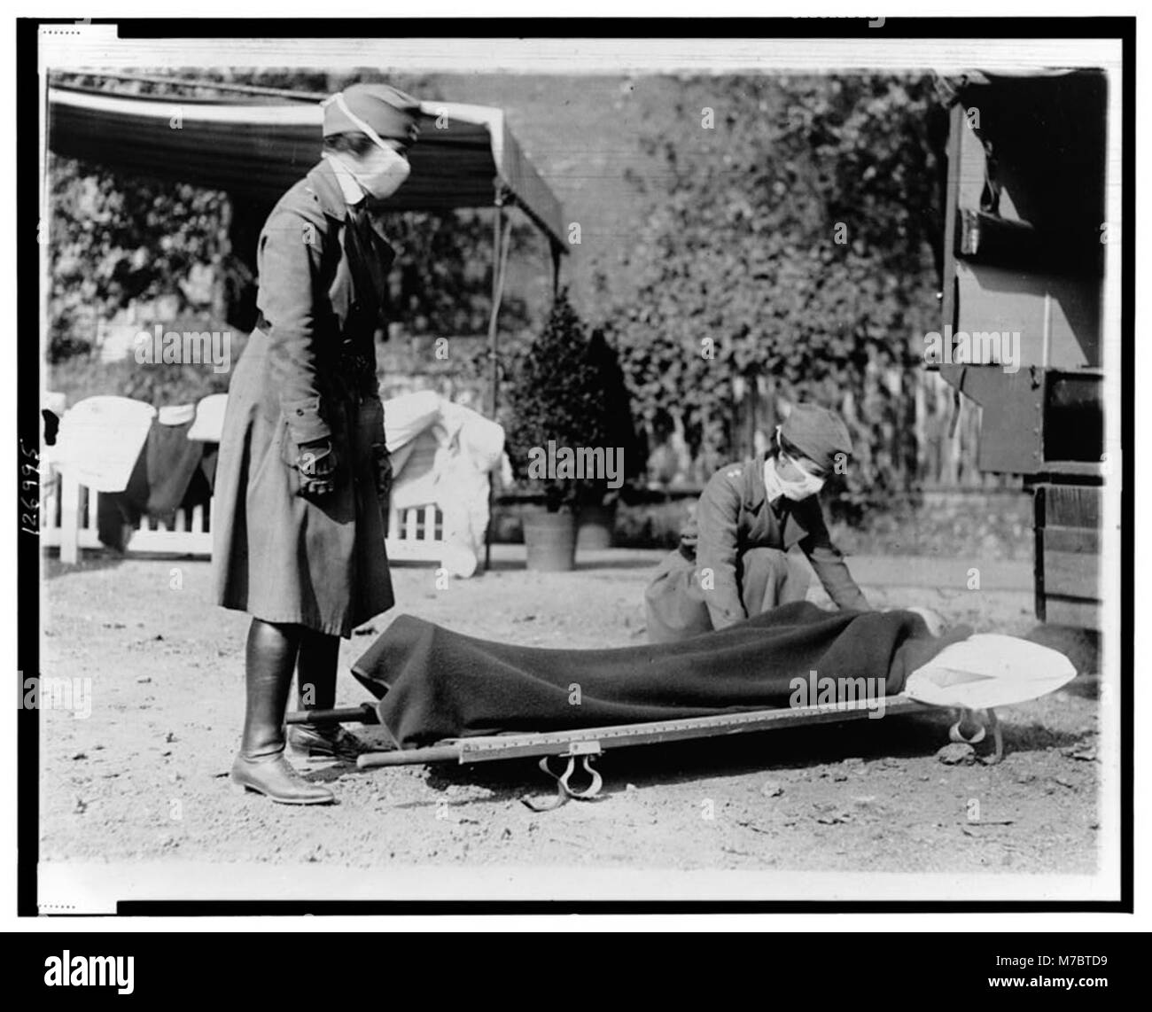 Ein historisches Foto, das eine Demonstration in der Notaufnahme des Roten Kreuzes in Washington, D.C. während der Grippepandemie 1918 zeigt. Das Bild spiegelt die Bemühungen wider, die Krise im Bereich der öffentlichen Gesundheit zu bewältigen und Ressourcen zur Bekämpfung des tödlichen Grippeausbruchs zu mobilisieren. Stockfoto